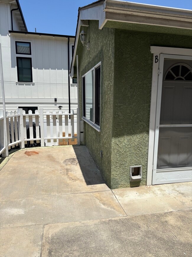 Entrance to House (B). - 517 N Irena Ave