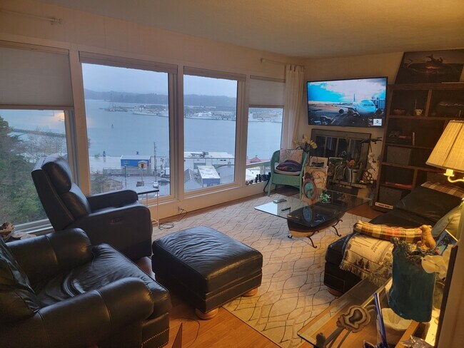 Living Room Bay Windows - 1212 SW Lee St