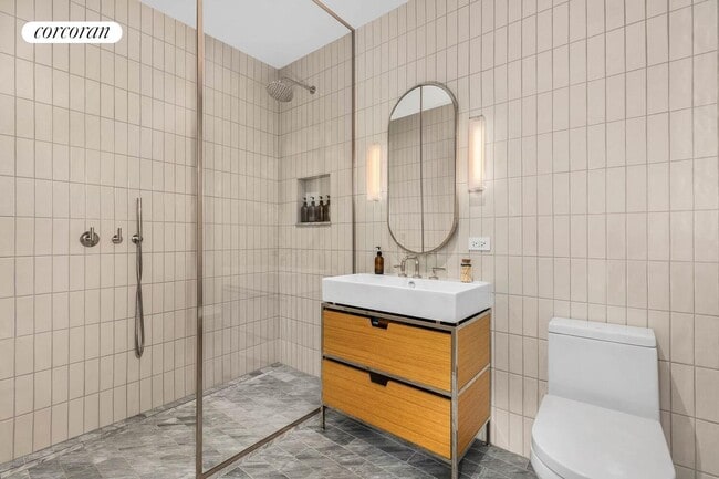 Building Photo - 11 Hoyt St