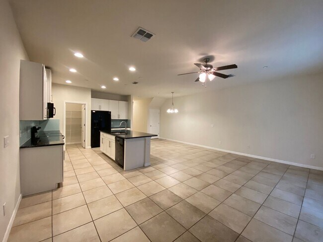 Building Photo - 3BR/2.5BA Town Home in Aloma Trails Commun...