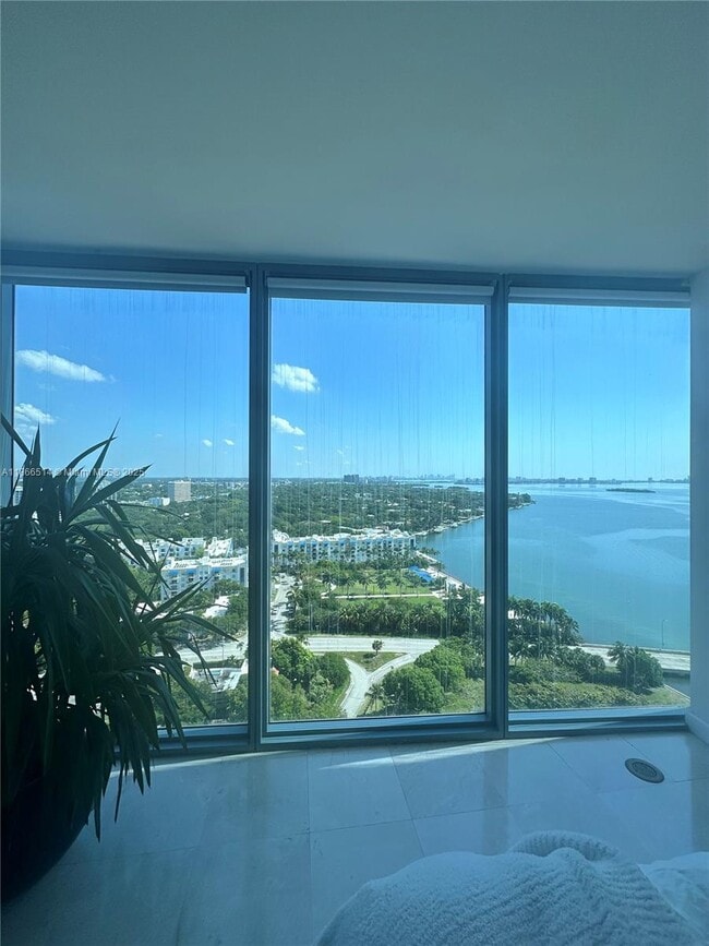 Foto del edificio - 601 NE 36th St