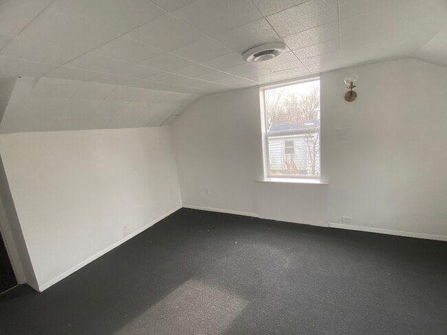 Building Photo - 128 Miles St