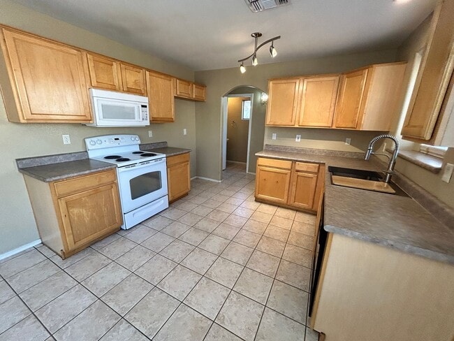 Building Photo - 3Bdm 2.5Ba Avondale Home with a Loft! *NO ...