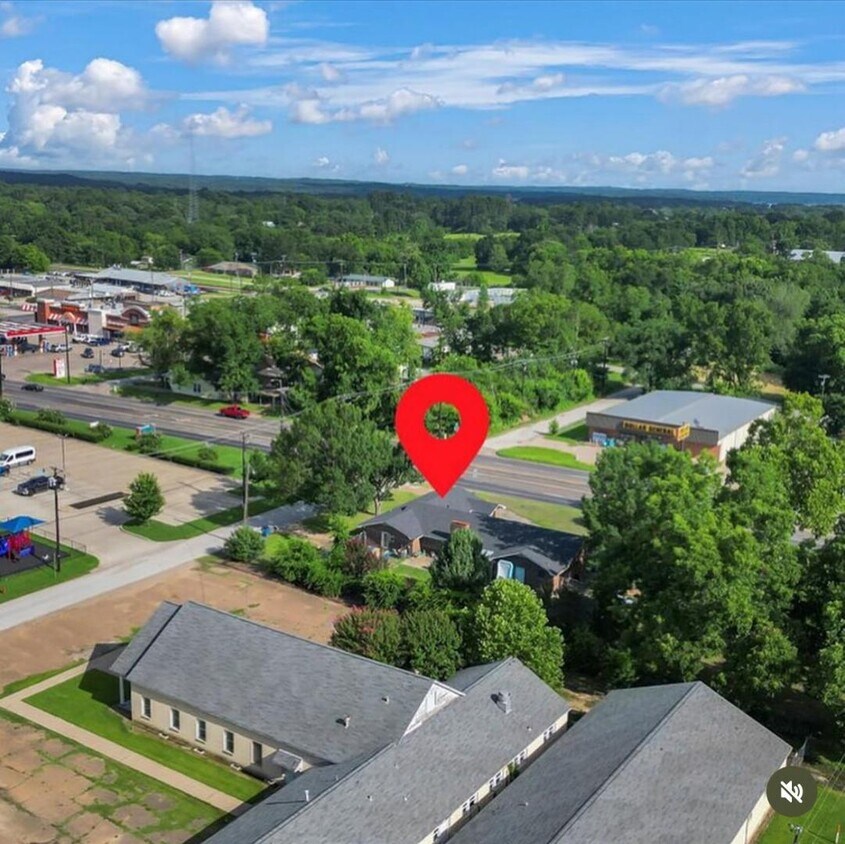 Foto principal - 451 N Hill Rd
