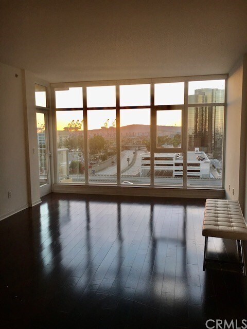 Building Photo - 411 W Seaside Way