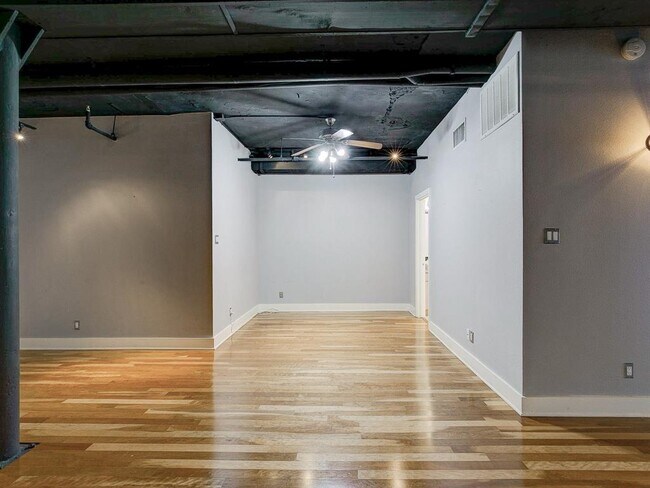 Foto del edificio - 910 Houston St