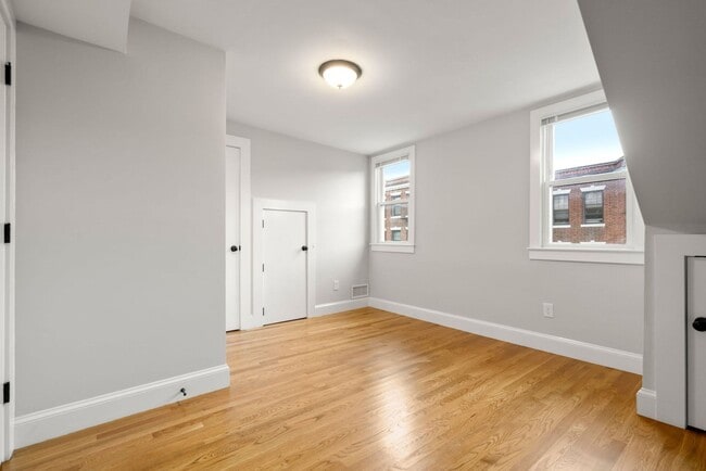 Building Photo - HOT BRIGHTON LISTING!!!!