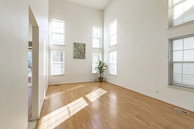 Foto del edificio - 1357 Newport St