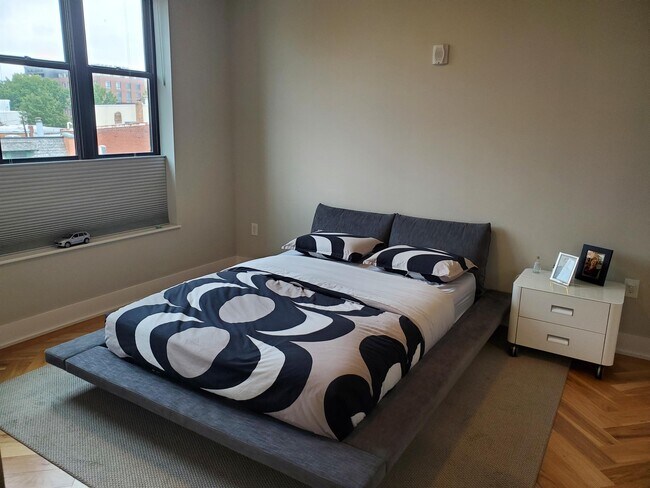 Building Photo - 1345 K St SE