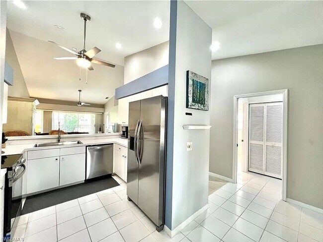Foto del edificio - ** Annual Rental ~ 2 + Den W/Garage Condo ...