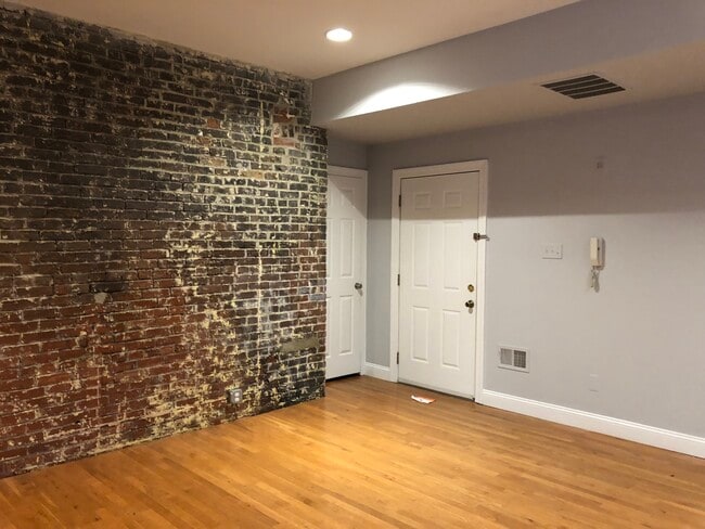 Building Photo - 813 N 5th St