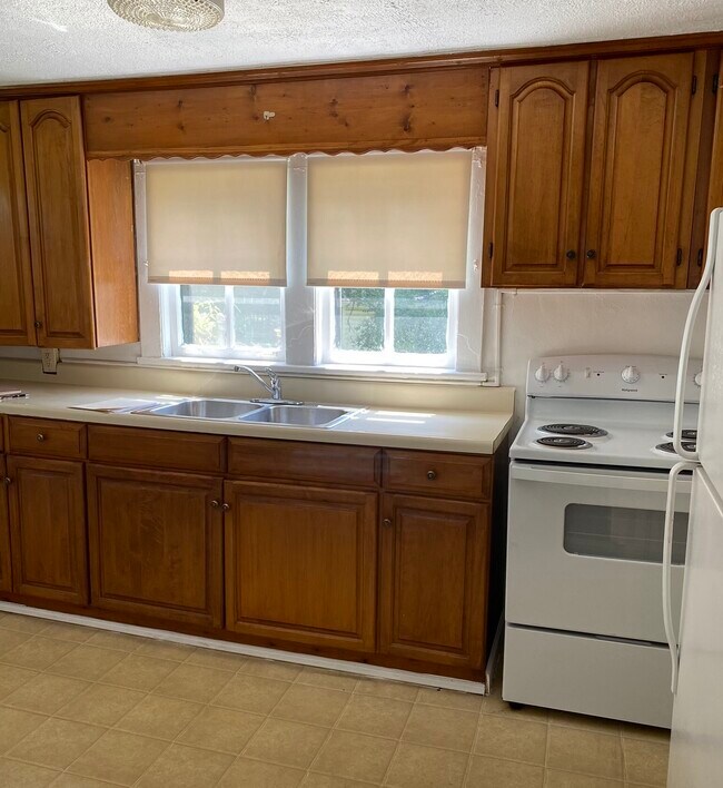 Kitchen - 825 Centre Ave NW