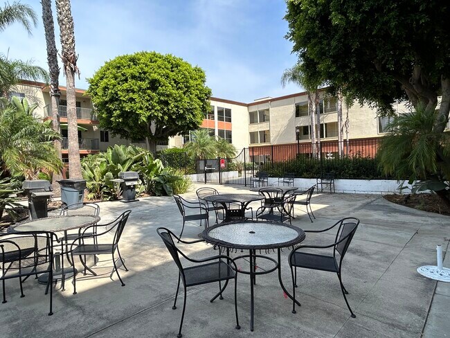 Zona de barbacoa y patio. - 400 N Acacia Ave