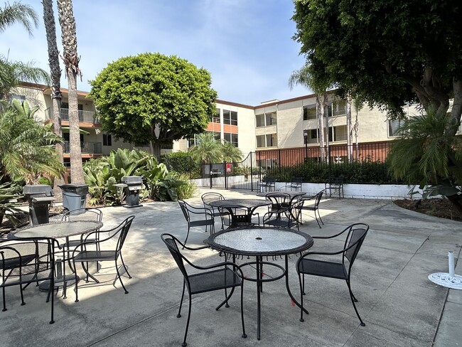 Zona de barbacoa y patio - 400 N Acacia Ave