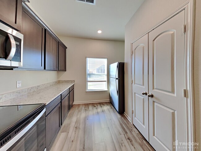 Building Photo - 106 Palomino Bnd Dr