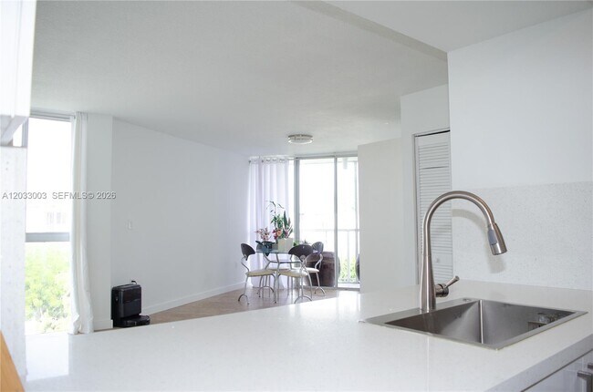 Foto del edificio - 6995 NW 186th St