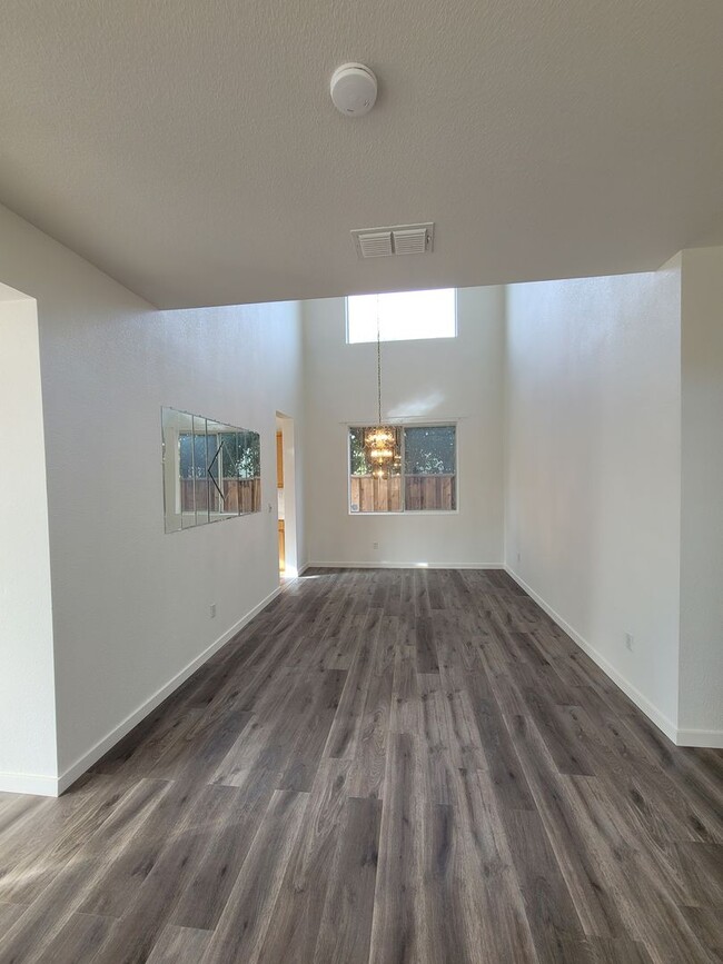 Foto del edificio - Spacious Pittsburg Gem: 4 Beds, 3-Car Gara...