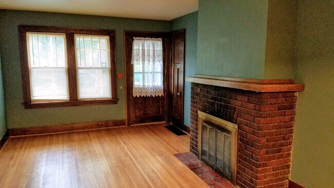 Living Room - 1510 S Main Ave