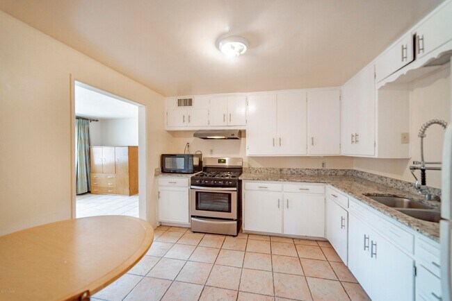 Building Photo - 1504 N Sahuara Ave