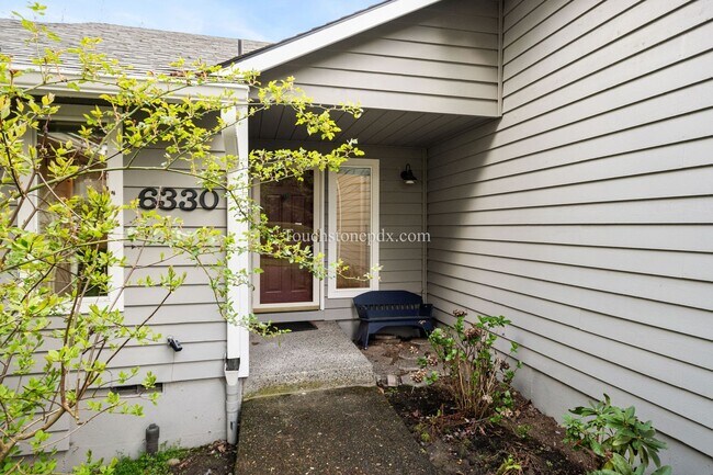 Foto del edificio - Move in by June 15 and get 2 weeks FREE! Charming Beaverton Home with Fireplace, Deck, and Attach...