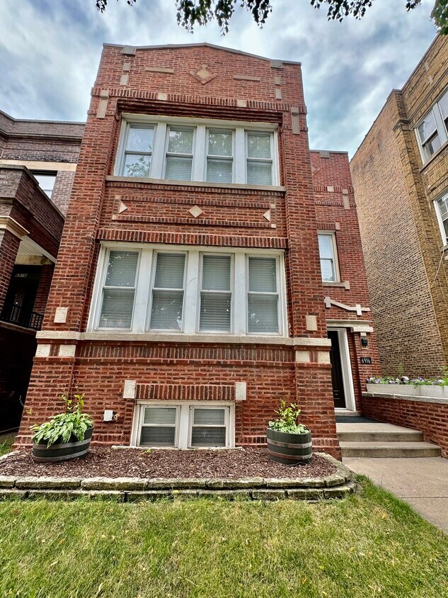 Primary Photo - 6916 S Prairie Ave