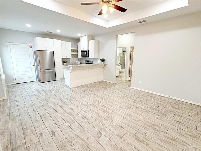 Building Photo - 11 West Dr