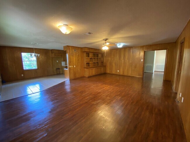 Building Photo - 206 East Powell Street, Willis, TX 77378 -...