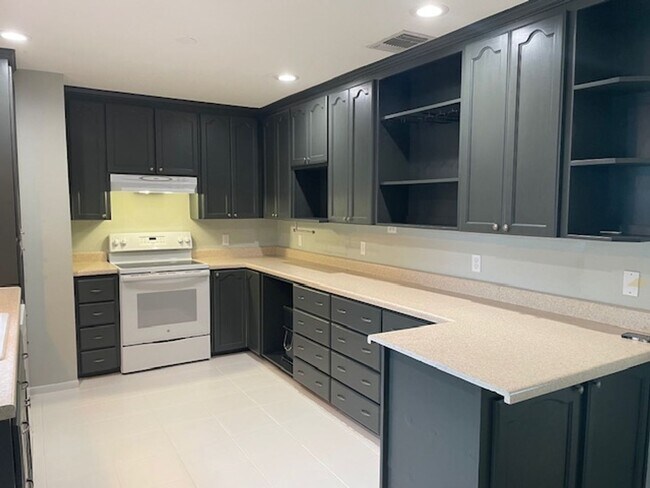 Foto del edificio - 1/2 months rent off- Lovely 3 Bedroom, 1 B...