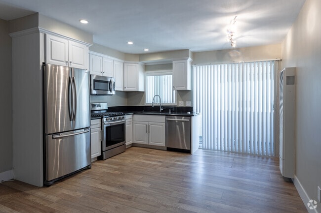 1BR, 1BA - 700 SF - 12222-12226 Ohio Ave