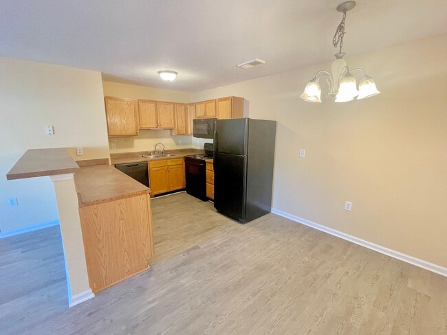 Building Photo - Cute 2 Bed 2 Bath Apartment Located in Win...