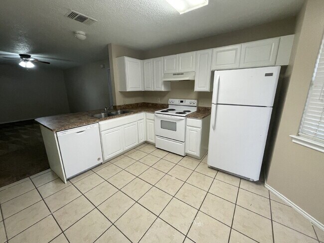 Foto del edificio - Downstairs Quad Located West of Frankford Near WallMart & W. Loop 289!
