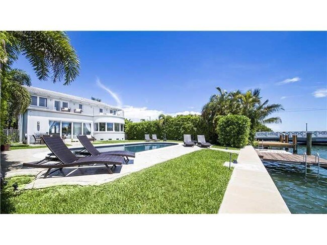Building Photo - 421 E Dilido Dr