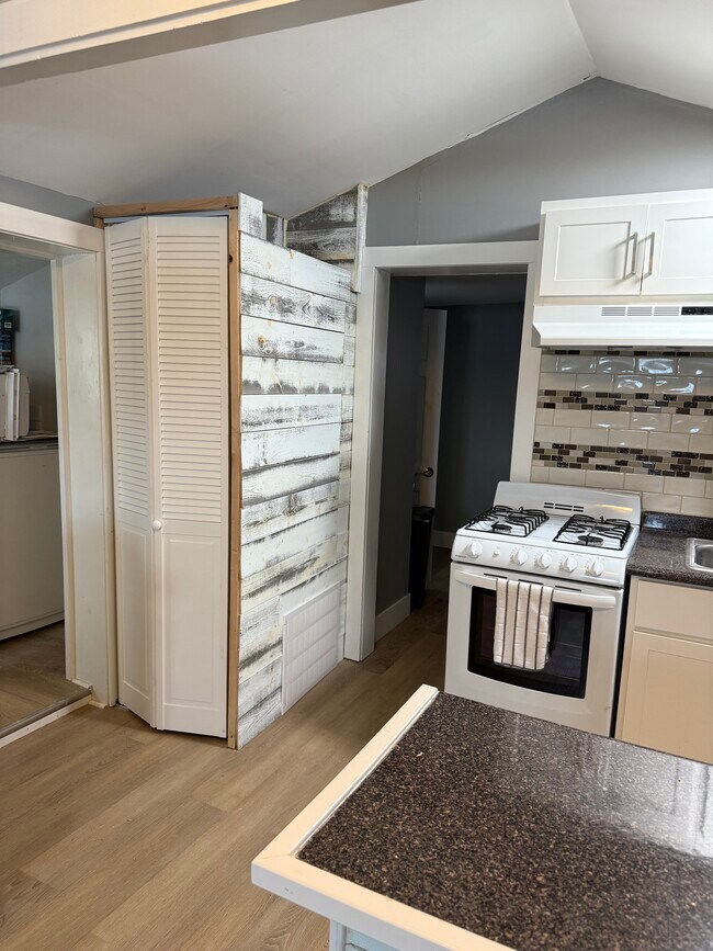 Foto del edificio - 7086 Lakeshore Rd