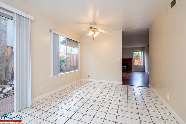 Foto del edificio - Lovely Cambrian Home | Private Yard