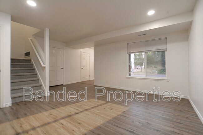 Foto del edificio - 325 E Mill St S