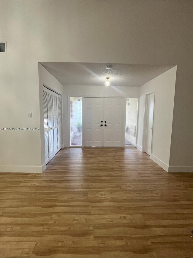 Foto del edificio - 9920 SW 8th St