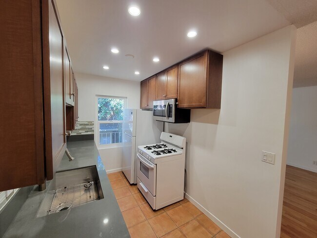 Building Photo - 1309 N Poinsettia Pl