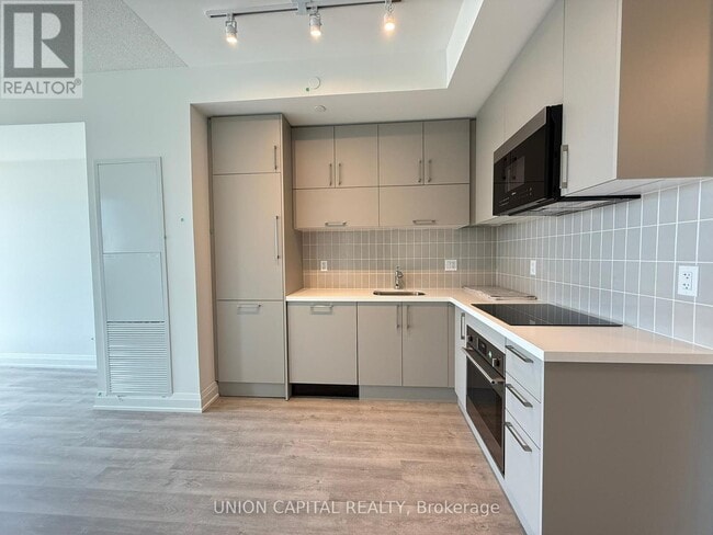Building Photo - 38-1638 Andre de Grasse St
