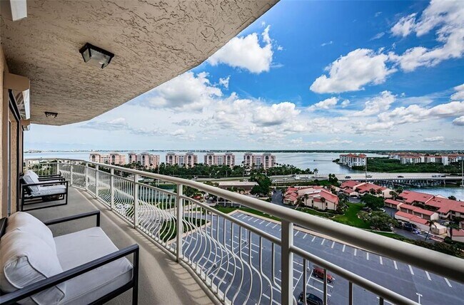 Foto del edificio - 4900 Brittany Dr S