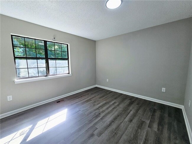 Building Photo - 3759 Oakwood Hills Dr