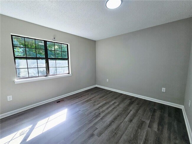 Foto del edificio - 3759 Oakwood Hills Dr