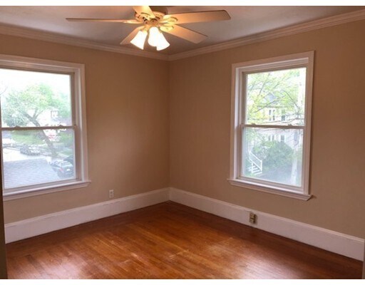 Building Photo - 102 Floral St