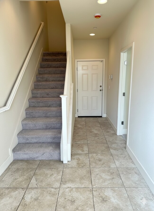Building Photo - Beautifully Updated 4 Bed / 3.5 Bath Townhome in Prime Location