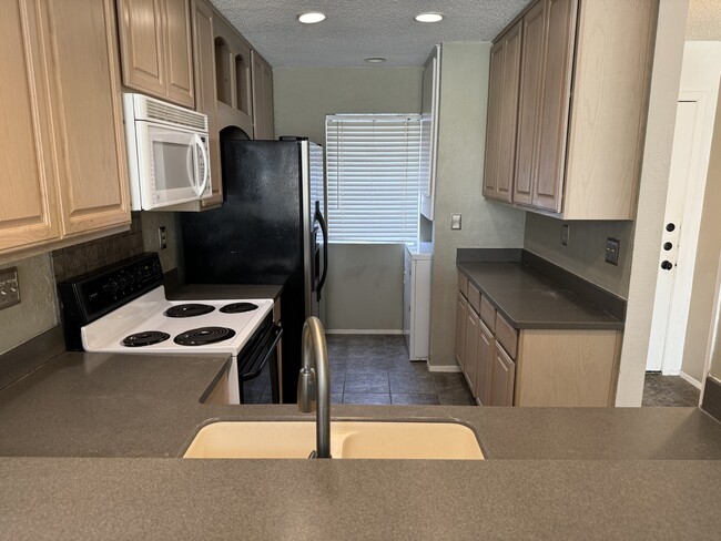 Foto del edificio - 7122 Wood Hollow Dr