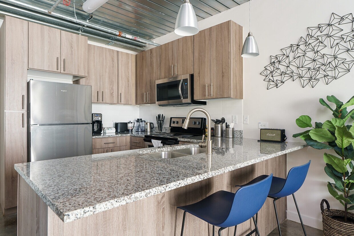 Primary Photo - Midtown Deal! 50% Fees + $1,000 GC!