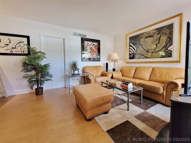 Foto del edificio - 341 N Birch Rd
