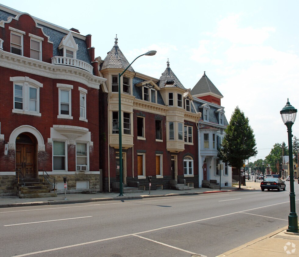 Building Photo - 136 S Potomac St