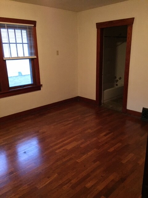 Building Photo - 134 NW Quinton Ave