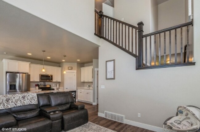 Foto del edificio - 4-Bedroom 3.5 Bathroom in Bluffdale