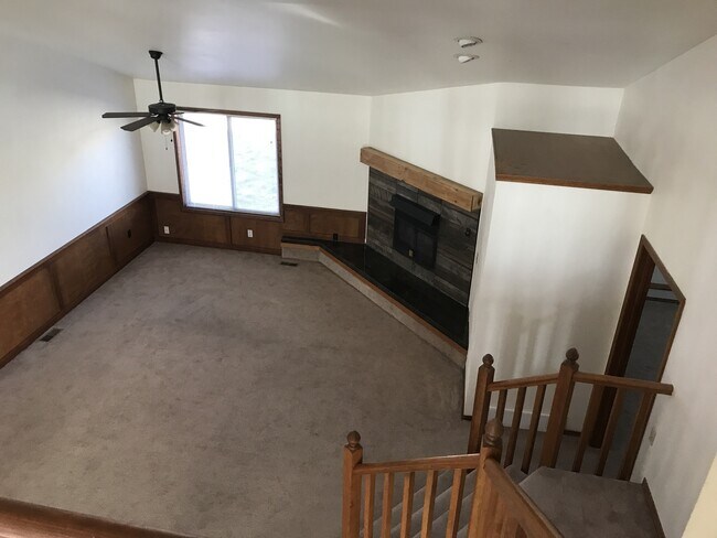 Building Photo - 5bdrm Home on large lot with plenty of spa...